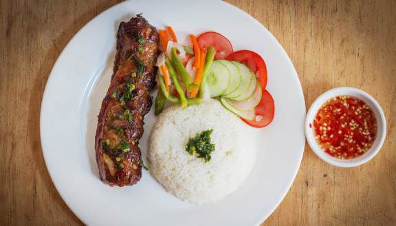 Cơm tấm sườn cây + ốp la