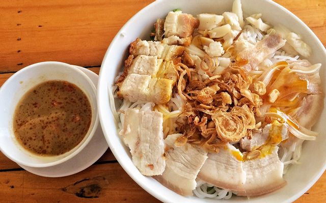 Bún mắm nêm chả bò