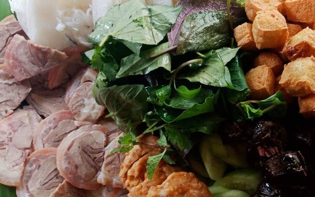 Bún đậu, chả cốm, dồi chiên