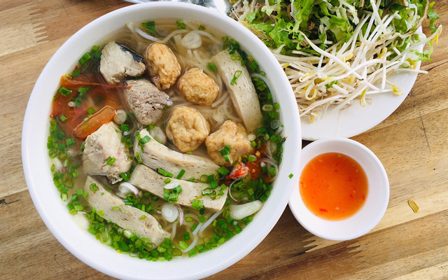 Bún cá Ninh Hòa tô chả cá