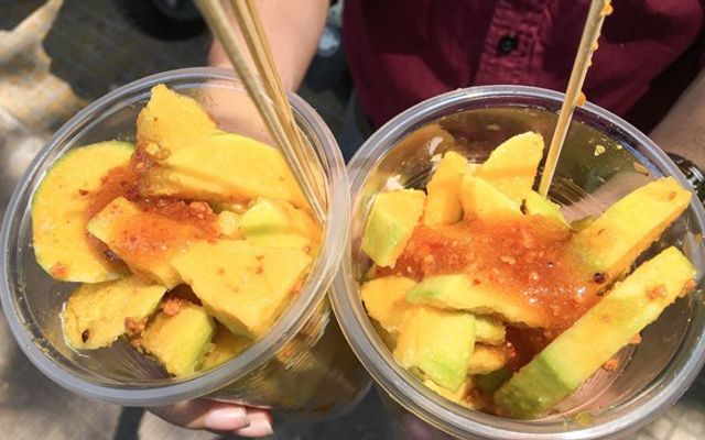 Cóc + xoài lắc phần lớn