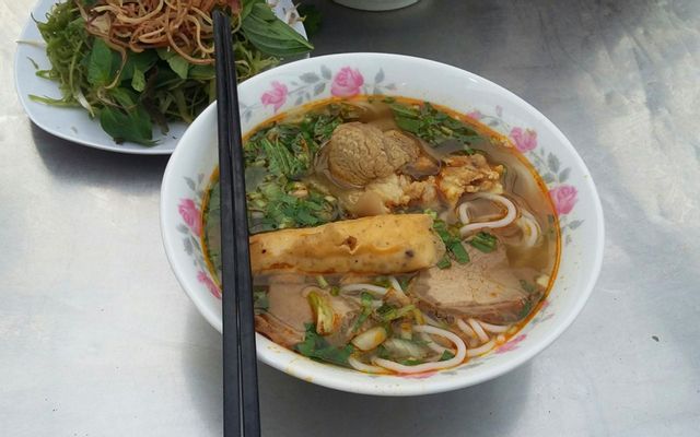 Bún gân chả