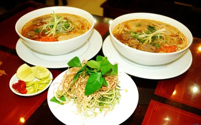 Bún bò tô lớn giò nạc