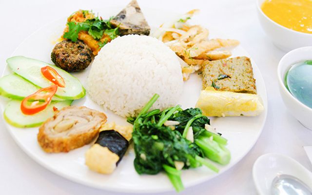 Cơm Chay Sen Vàng - 30 Tháng 4