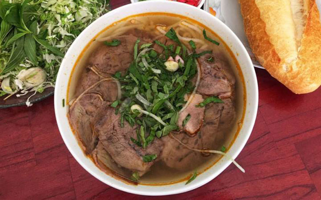 Bún bò không thịt kèm topping tự chọn