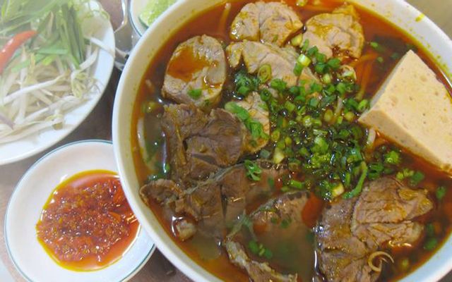 Bún bò tô lớn