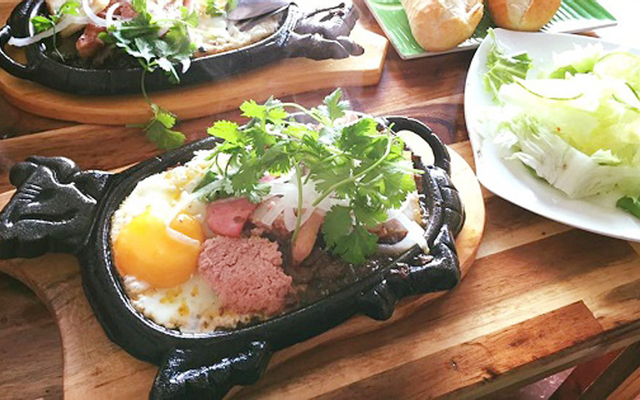 Bò bít tết + pate + bơ + khoai tây