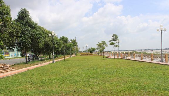 Công Viên Bờ Kè Sông Hậu