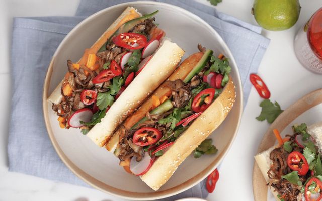 Burger gà than hoạt tính