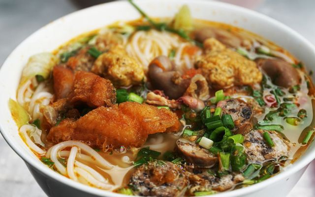 Bún thịt bắp giò