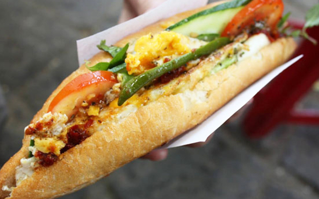Bánh Mì Trứng & Xiên Que Ăn Vặt