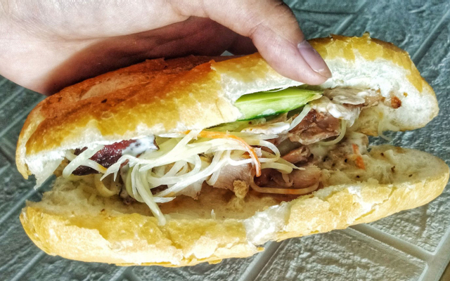 Bánh Mì Thịt - Chợ Cột Đèn