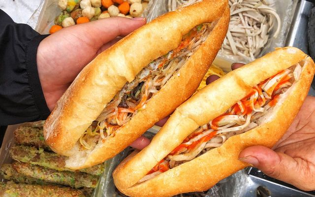 Bánh Mì Nem Rau