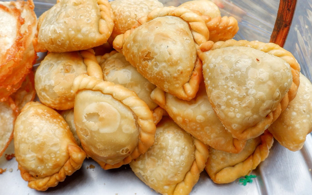 Bánh Quai Vạc & Bánh Tai Yến