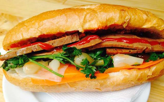 Bánh mì chả lụa
