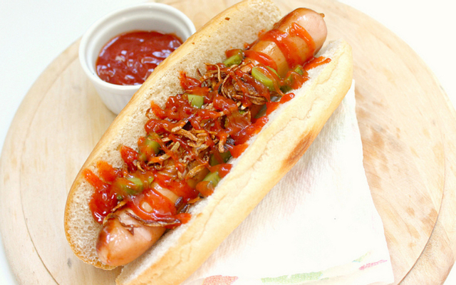 Bánh Mì Kẹp Xúc Xích Saigonese