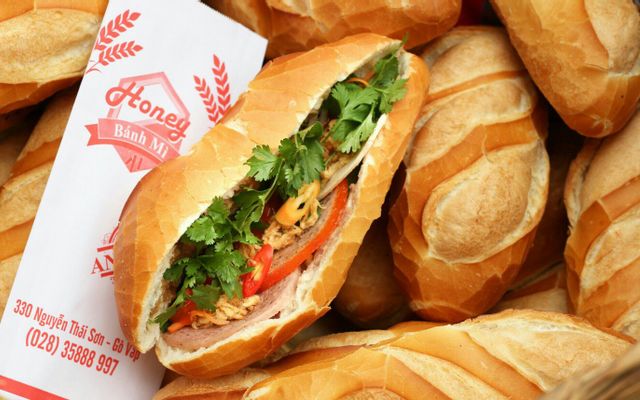 Bánh Mì Chả Lụa