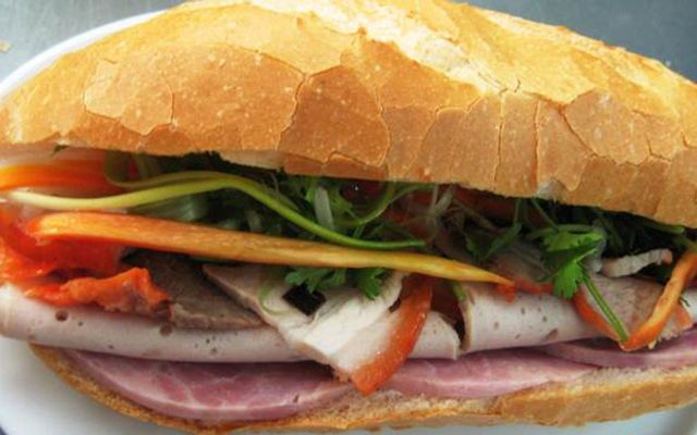 Bánh mì thịt ổ lớn