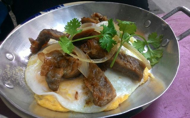 Bánh mì chảo ốp la sườn