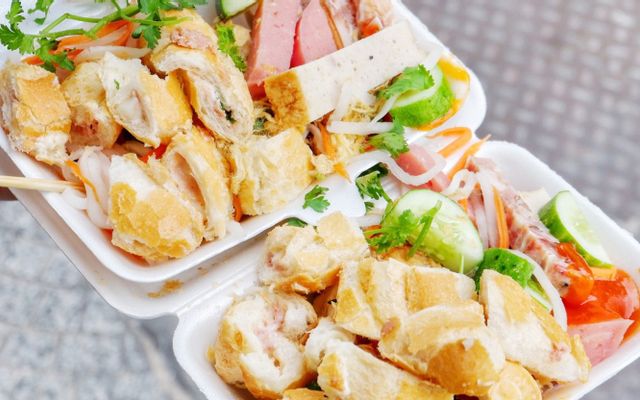 Bánh mì pate chả lụa