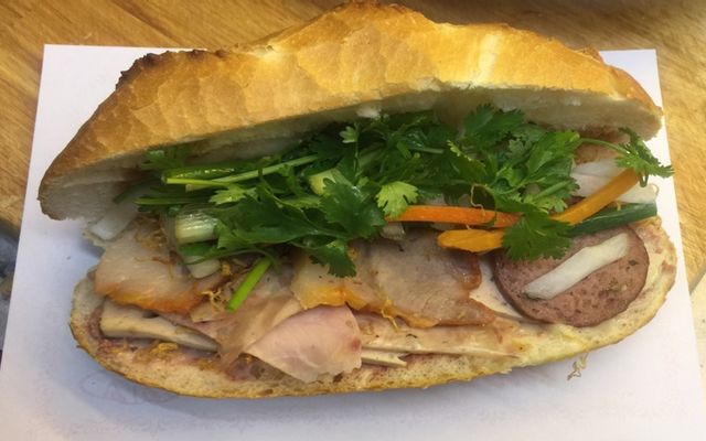 Bánh mì chả lụa