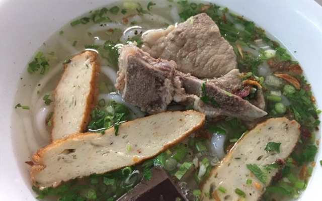 Bánh canh chả lớn