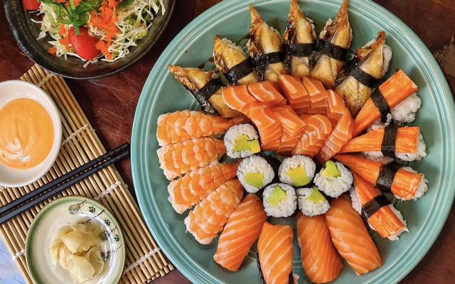 Sushi Cơm Cuộn Cá Hồi trong