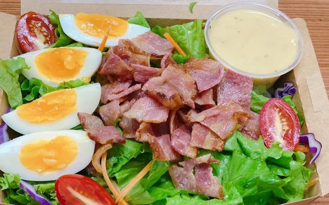 Cơm Gạo Lức Kèm Salad Bacon Trứng Sốt