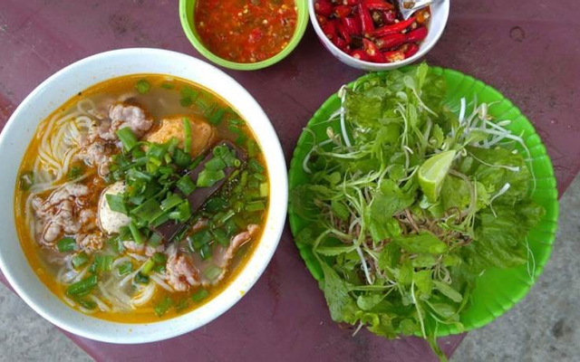 Bún bò tái