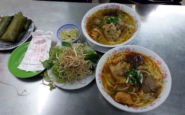 Bún bò bắp bò + chả cây + chả cua