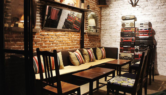 Tháng 10 Coffee & Lounge
