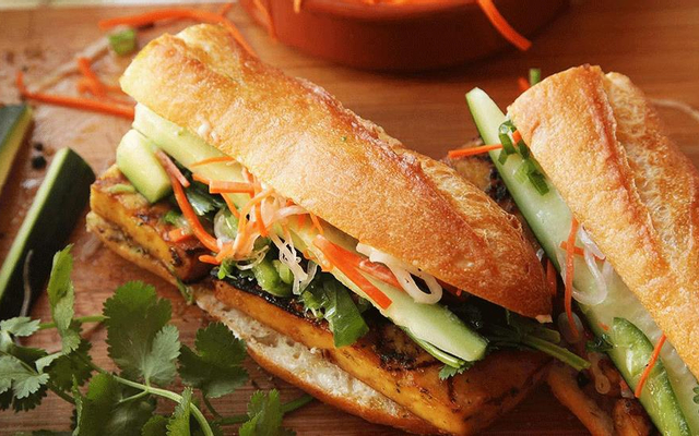 Ái Ngân - Bánh Mì Heo Quay