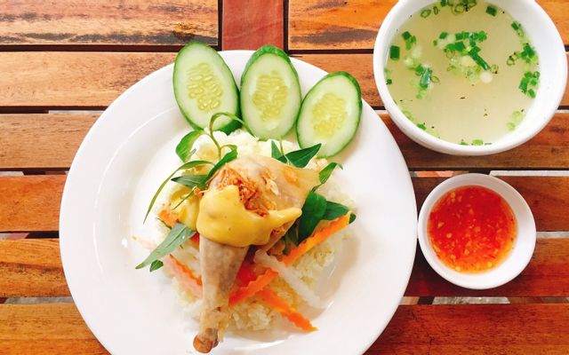 Cơm gà nướng + trà đào tắc
