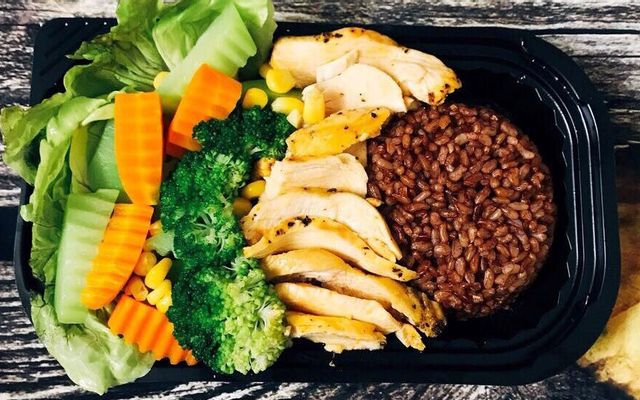 Cơm Gạo Lứt Mềm, Gà Xào Xả Ớt Chuông, Salad