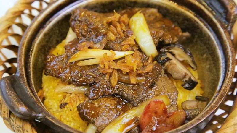 Cơm Niêu Gà Sốt Nấm 1 Mặt Cháy + Trà Sâm Dứa Nha Đam