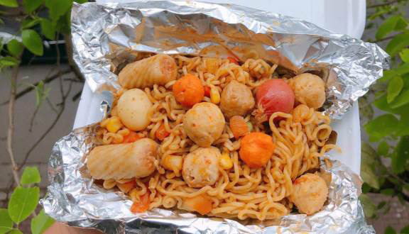 Mỳ trộn  Indomie (trứng cút xúc xích nướng)