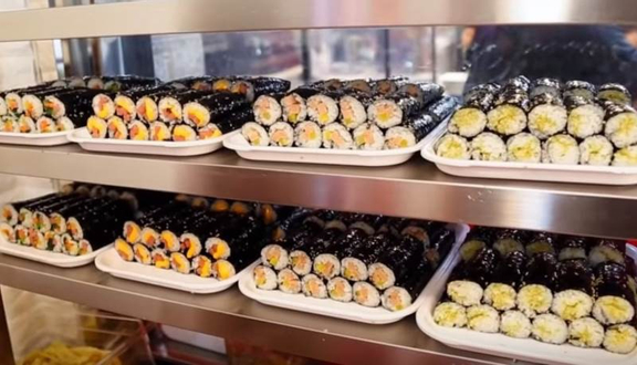 2 Cơm rang xúc xích trứng chiên + Tặng TAKOYAKI -Bánh nướng nhân bạch tuộc
