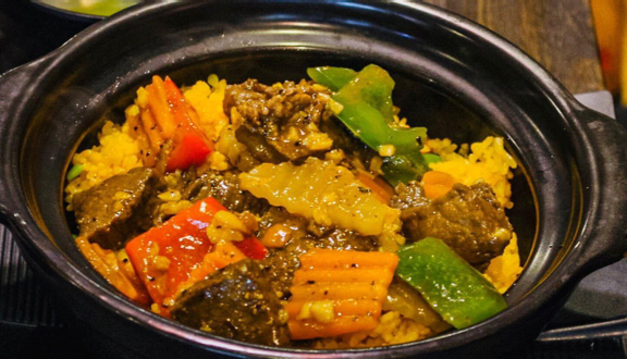 Cơm thố bò sốt tiêu