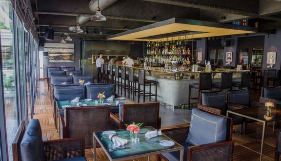 La Plume Bistro & Lounge