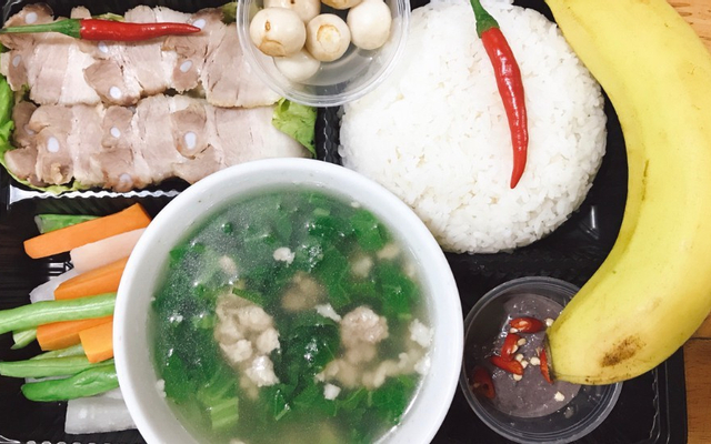 Thịt kho trứng cút kèm dưa chua